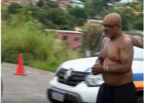 Vídeo: homem é preso por matar mulher com 20 facadas na frente do filho de 9 anos