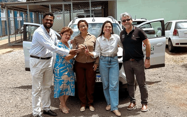 Deputada Lohanna entrega veículo à AVACCI para fortalecer atendimento a pacientes com câncer
