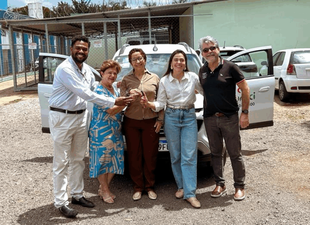 Deputada Lohanna entrega veículo à AVACCI para fortalecer atendimento a pacientes com câncer