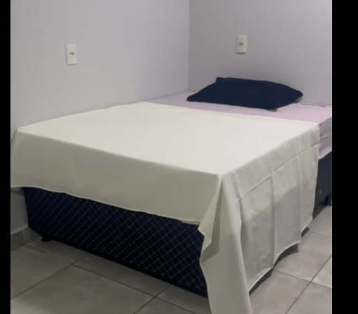 Cela de Anderson Torres na “Papudinha” tem cama de casal, geladeira e área externa exclusiva