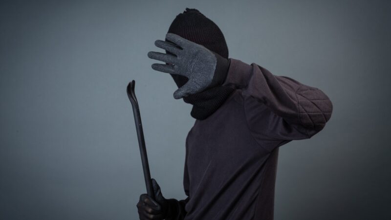 Dois suspeitos são presos por furto de escada e ferramentas de obra da APAE