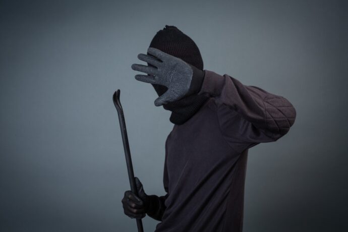 Dois suspeitos são presos por furto de escada e ferramentas de obra da APAE