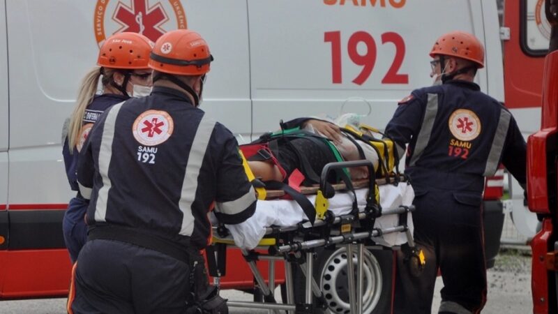 Colisão entre motocicleta e caminhonete provoca ferimentos em duas pessoas