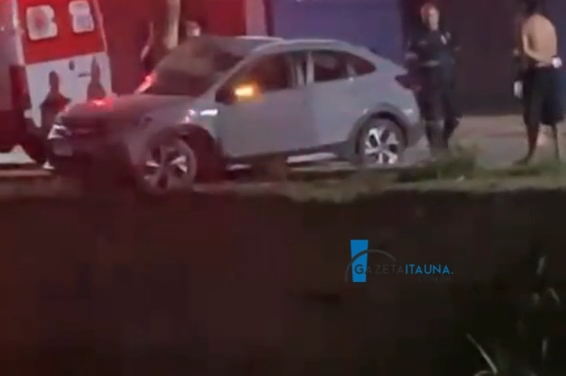 Vídeo: condutor que colidiu contra árvore na avenida São João fugiu do local com outras duas pessoas