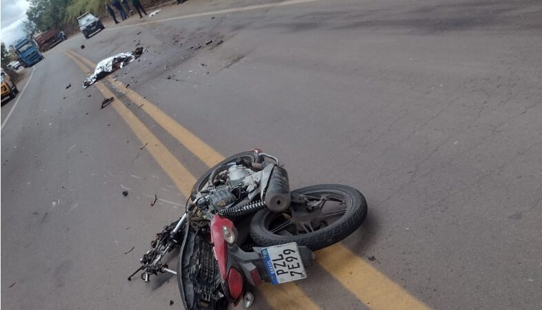 Motociclista morre na MG 431 depois de colidir com carro e ser atropelado por um caminhão