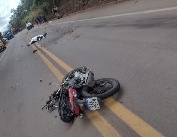 Motociclista morre na MG 431 depois de colidir com carro e ser atropelado por um caminhão