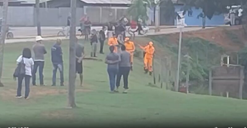 Vídeo: bombeiros resgatam corpo na lagoa da Prefeitura de Itaúna, nesta manhã de sexta-feira, 19