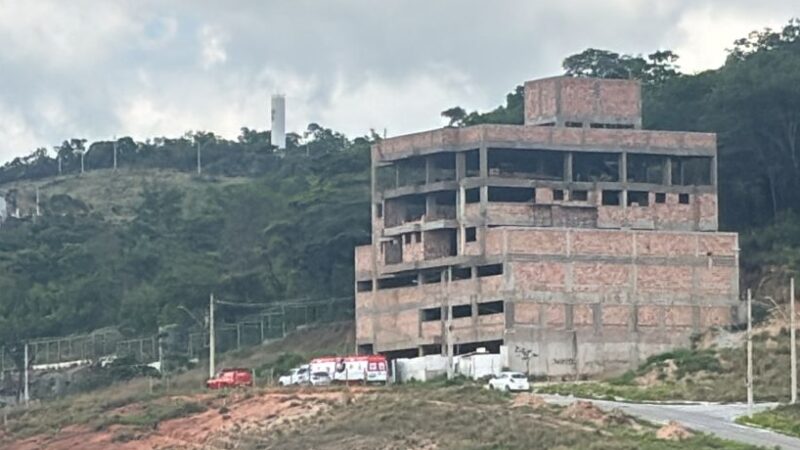 Vídeo: homem cai de uma altura de 12 metros de uma construção no Boulevard