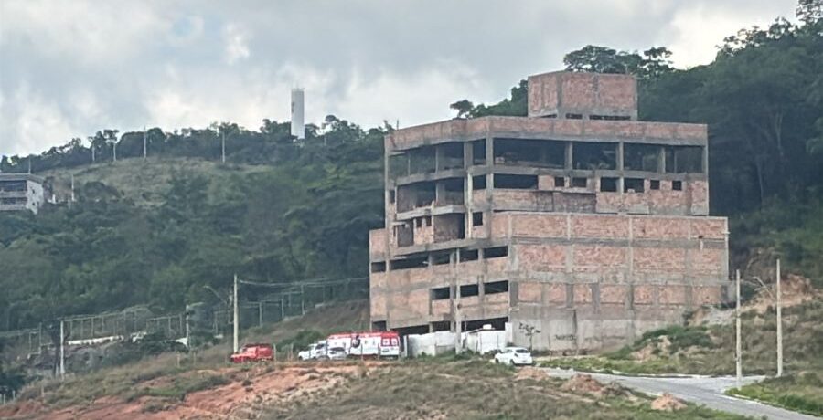 Vídeo: homem cai de uma altura de 12 metros de uma construção no Boulevard