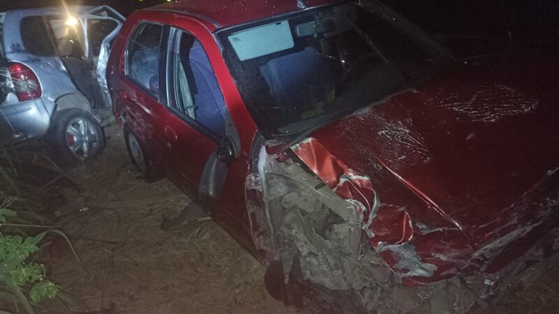 Motorista foge depois de acidente entre três veículos e três pessoas feridas com gravidade