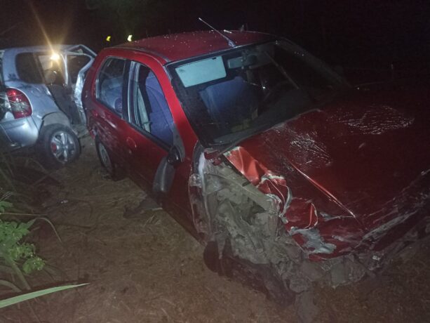 Motorista foge depois de acidente entre três veículos e três pessoas feridas com gravidade