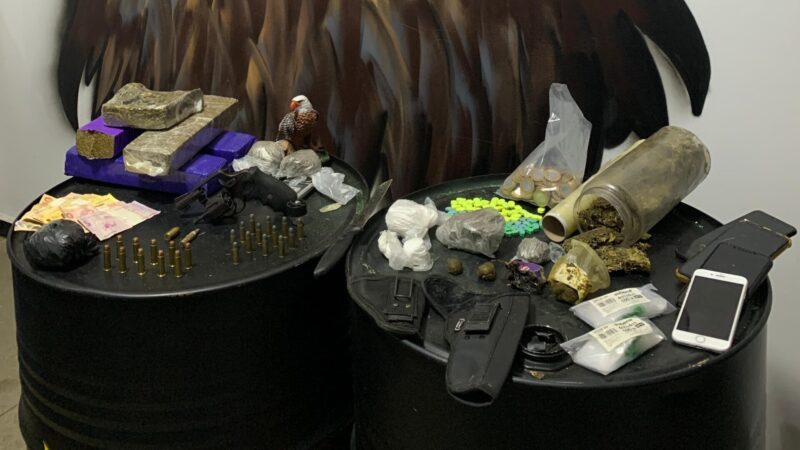 Prisão de suspeitos na rodoviária de Itaúna acaba em apreensão de drogas no “Novo Horizonte”