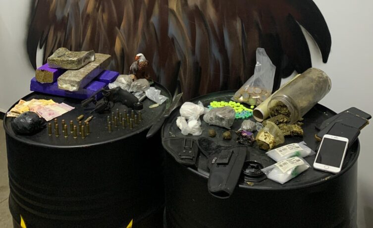 Prisão de suspeitos na rodoviária de Itaúna acaba em apreensão de drogas no “Novo Horizonte”