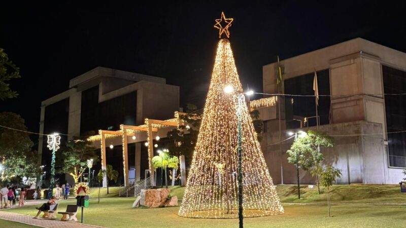Parque das Capivaras e Centro Administrativo ganham iluminação especial de natal
