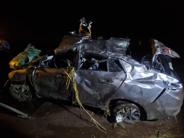 Motorista perde controle do carro e colide em barranco na MG 431