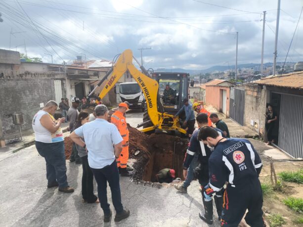 Vídeo: homem em surto fica preso em galeria de águas pluviais no bairro Parque Jardim Santanense