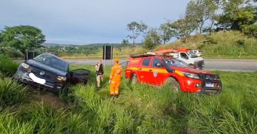 Mulher morre em colisão entre carro e micro-ônibus na MG 050, em Santanense