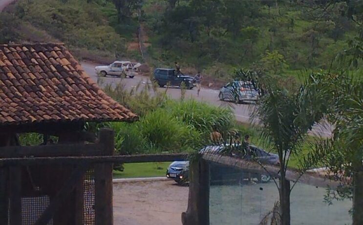 Vídeos: acidente grave entre dois veículos nesta tarde de segunda-feira na MG 431