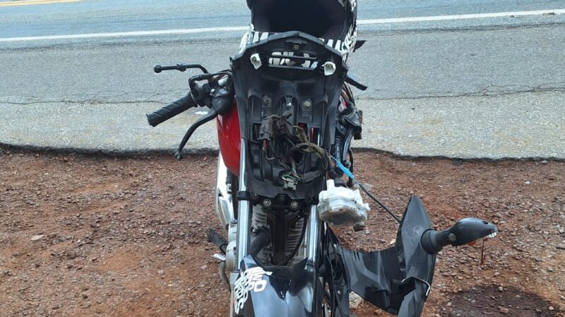 Motociclista fica gravemente ferido em manobra de caminhão
