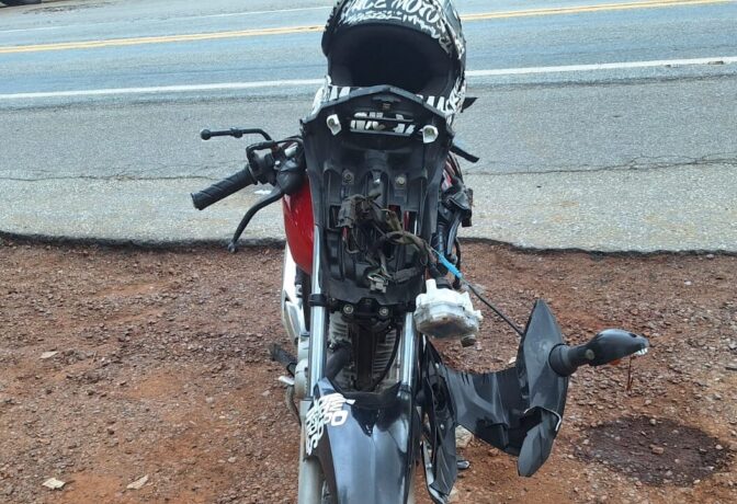 Motociclista fica gravemente ferido em manobra de caminhão