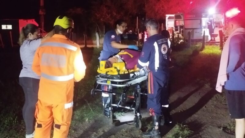 Samu e bombeiros atendem mulher vítima de queda em cachoeira em Itatiaiuçu