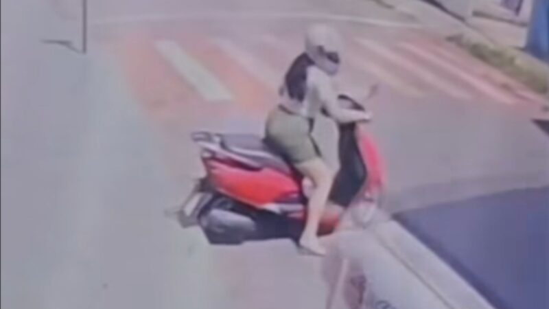 Vídeo: mãe é morta depois de ser atropelada pelo carro de outra mãe. Ambas foram deixar os filhos na escola