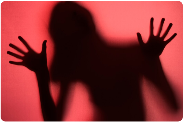 Jovem mata a mãe com canivete e esconde corpo em fazenda: forças satânicas