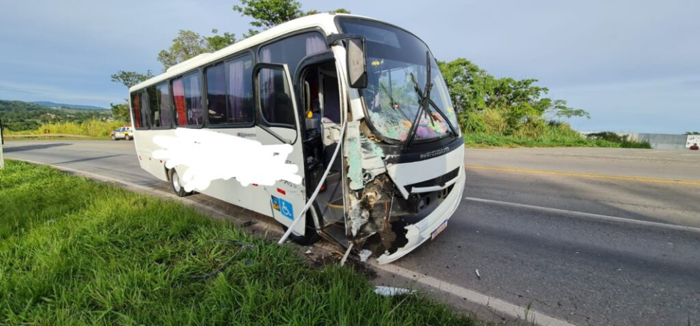 Empresa do micro-ônibus envolvido no acidente da morte suspeita de Henay divulga nota