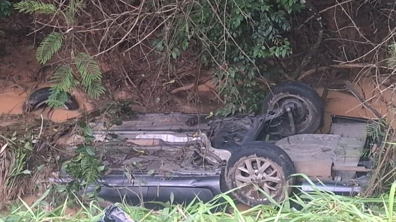 Capotamento mata cinco pessoas em Martinho Campos, entre elas, duas crianças