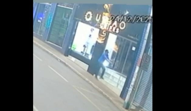 Vídeo registra imagem de ladrão de pelo menos oito estabelecimentos comerciais em Itatiaiuçu