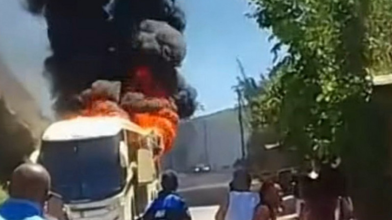 Vídeo: ônibus com 40 passageiros pega fogo na MG-133, em Rio Pomba