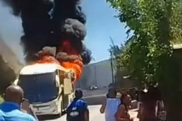 Vídeo: ônibus com 40 passageiros pega fogo na MG-133, em Rio Pomba