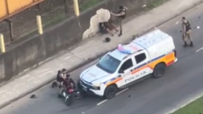 Vídeo: em abordagem, motociclistas são agredidos com chutes e capacete por PM