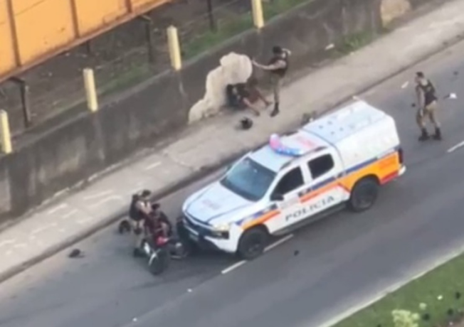 Vídeo: em abordagem, motociclistas são agredidos com chutes e capacete por PM