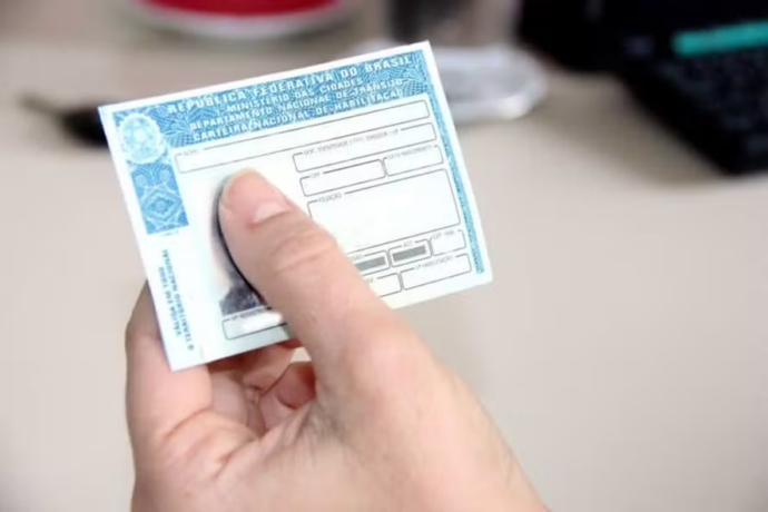 Motoristas que ficarem 12 meses sem infrações terão renovação automática da CNH
