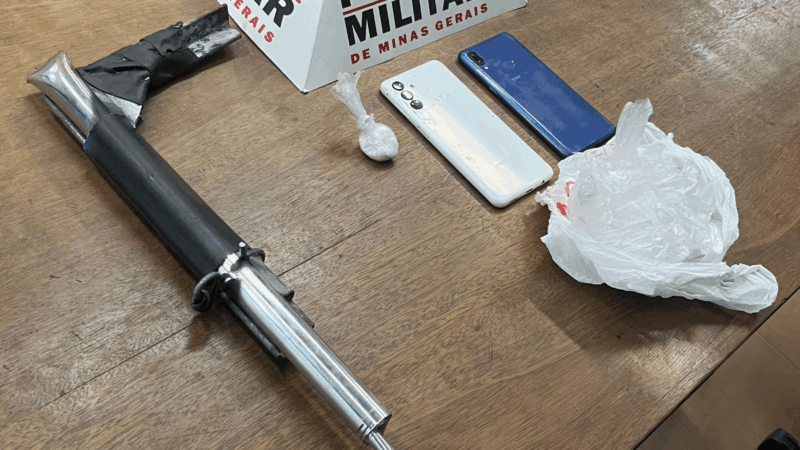 Arma artesanal e drogas são apreendidas no bairro Jadir Marinho