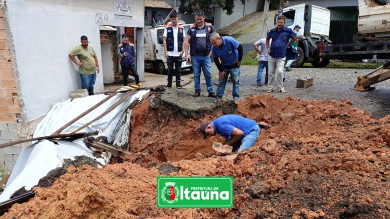 Deslizamento de terra no bairro Nogueira Machado mobiliza equipes da prefeitura