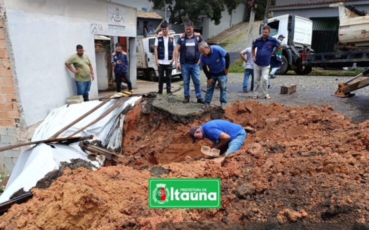 Deslizamento de terra no bairro Nogueira Machado mobiliza equipes da prefeitura
