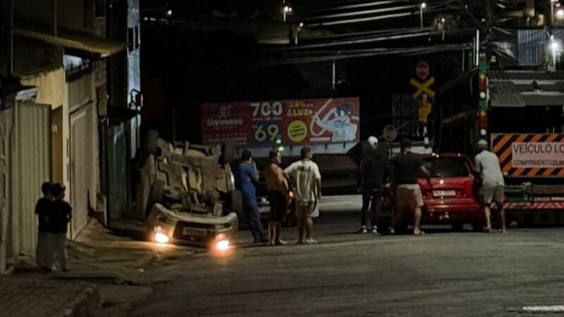 Colisão entre veículos provocou capotamento no bairro Padre Eustáquio