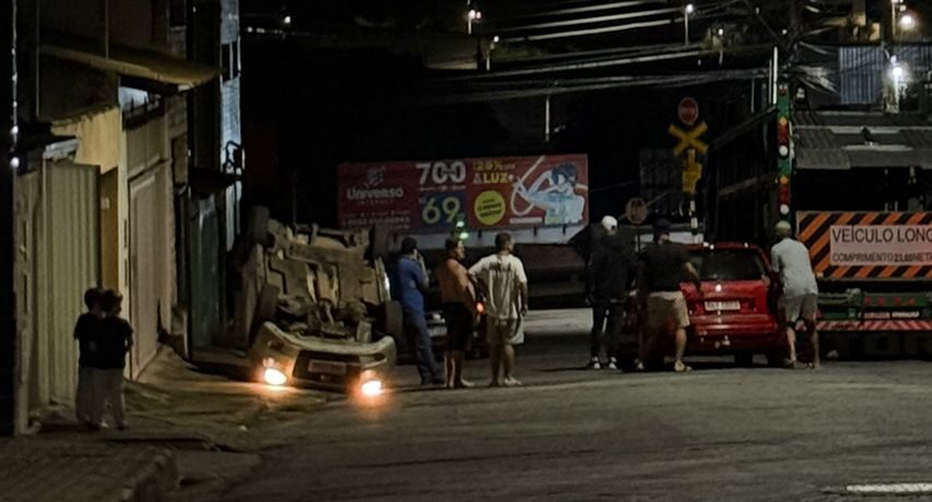 Colisão entre veículos provocou capotamento no bairro Padre Eustáquio