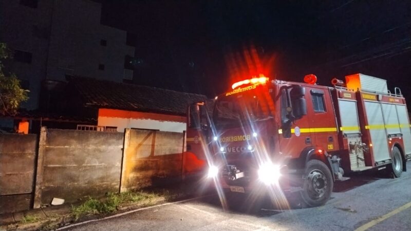 Bombeiros apagam incêndio em residência no bairro das Graças na madrugada de hoje, 14/1