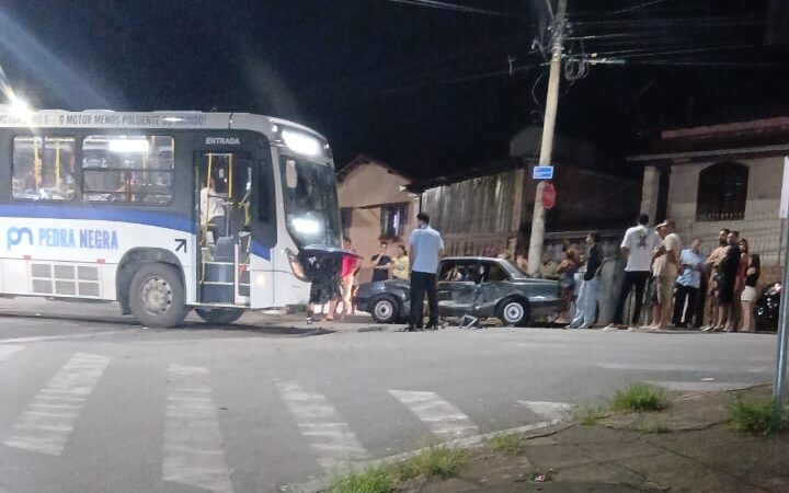 Motorista sem habilitação e com quatro crianças sem cadeirinhas, se colide com ônibus