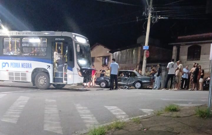 Motorista sem habilitação e com quatro crianças sem cadeirinhas, se colide com ônibus