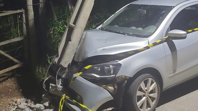 Colisão contra poste deixa motorista ferido no bairro Morro do Sol