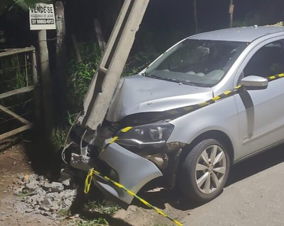 Colisão contra poste deixa motorista ferido no bairro Morro do Sol