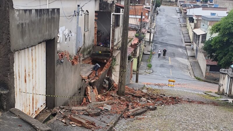Chuva provoca desabamento de parte de imóvel e queda de árvore