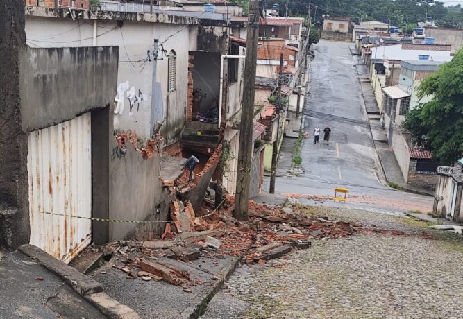 Chuva provoca desabamento de parte de imóvel e queda de árvore