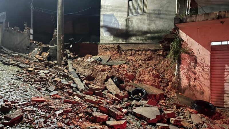 Moradores de residência que teve queda de muro são orientados a deixar o imóvel