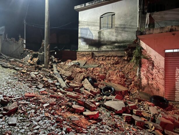 Moradores de residência que teve queda de muro são orientados a deixar o imóvel