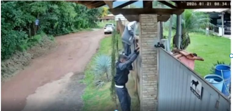 Vídeo: bandidos invadem casa, rendem família,  roubam armas e eletrônicos em Mateus Leme